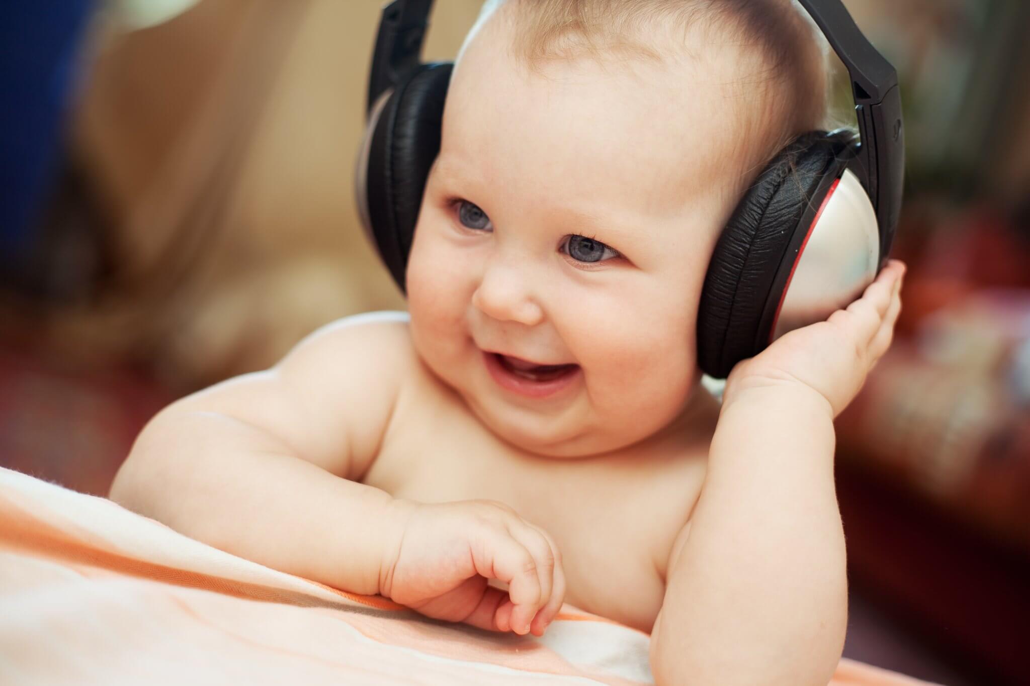 Музыка детям слушать можно. Аватарки для девушек. Маленький ребенок в наушниках. Ребенок слушает. Малыш.